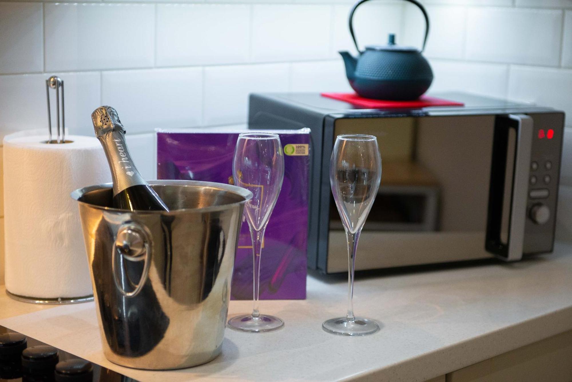 Spacious 2-Bed Home - Exposed Beams & Fast Internet Included Stamford Eksteriør billede